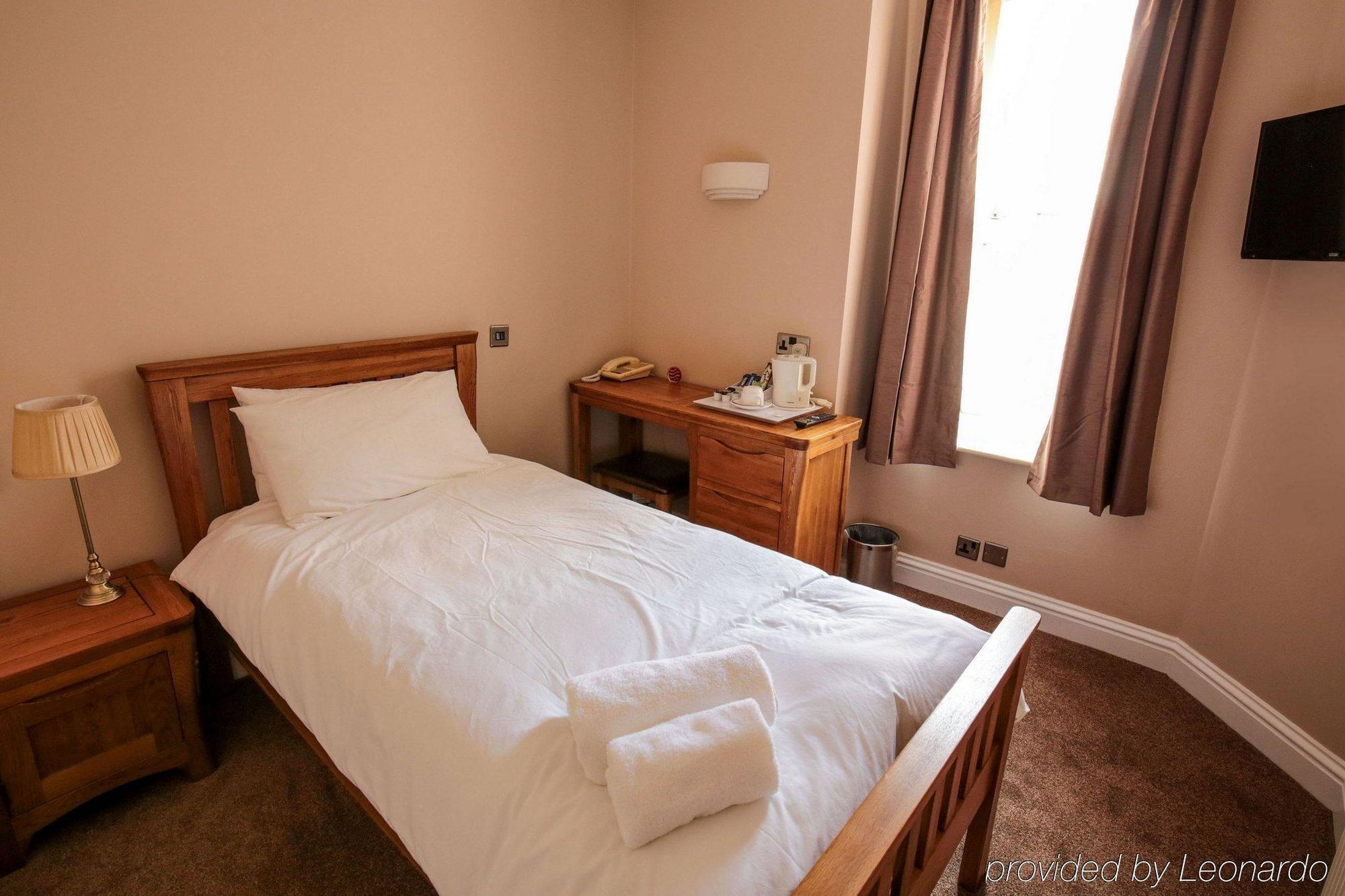 Fernbank Hotel Бэйсингсток Экстерьер фото