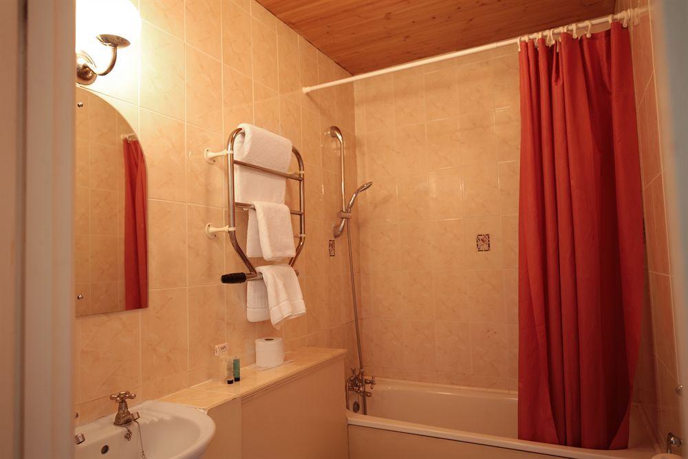 Fernbank Hotel Бэйсингсток Экстерьер фото