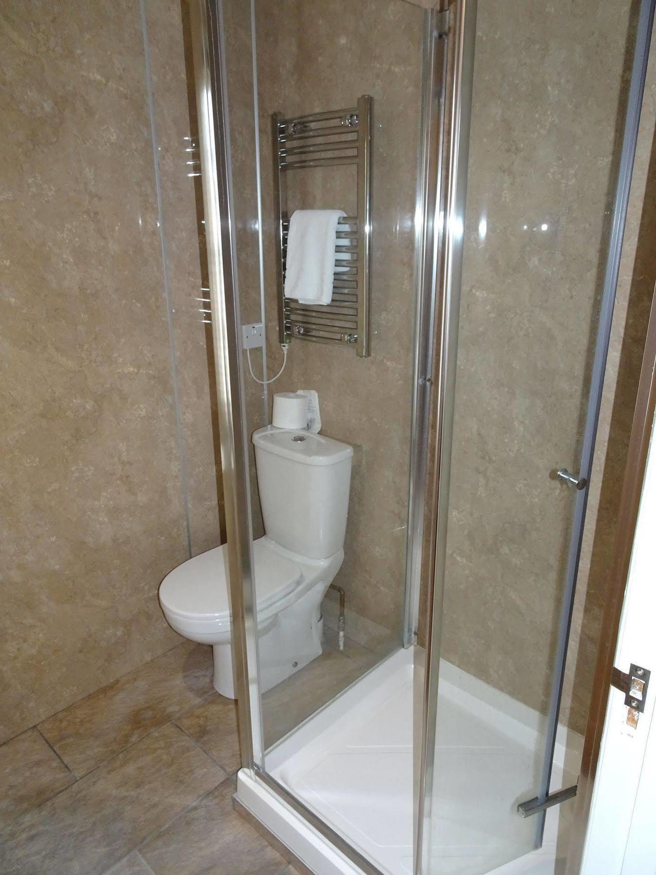 Fernbank Hotel Бэйсингсток Экстерьер фото