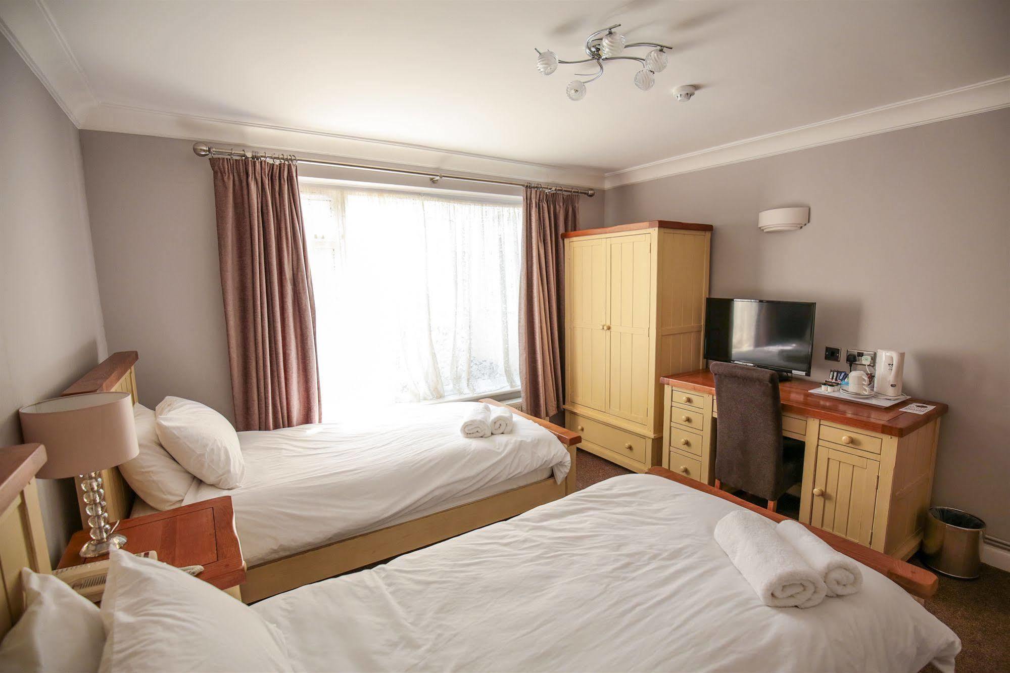 Fernbank Hotel Бэйсингсток Экстерьер фото